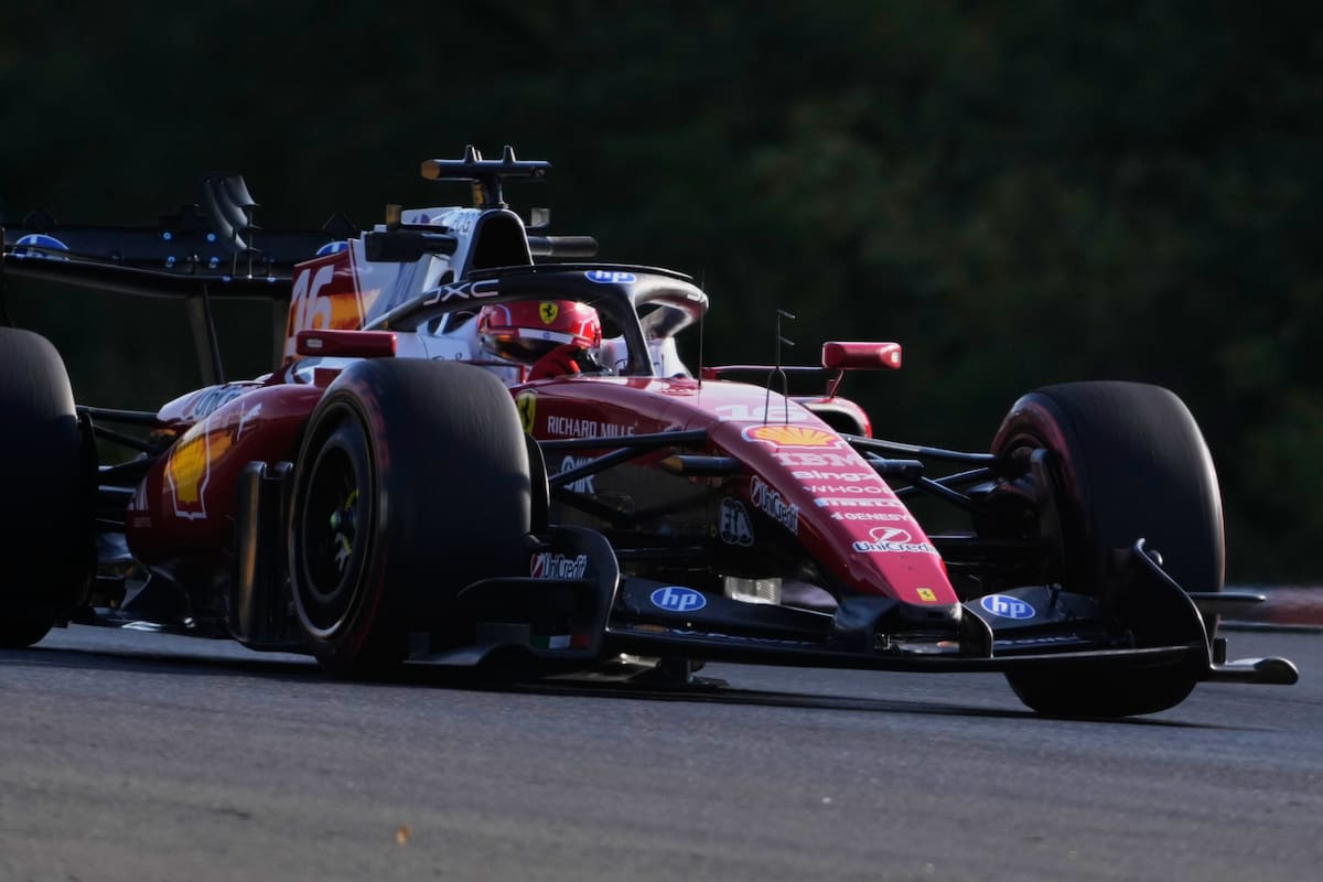 El monegasco Charles Leclerc pilota su Ferrari durante la segunda sesión de entrenamientos previa a la carrera del Gran Premio de Hungría de Fórmula 1 en el circuito de Hungaroring en Mogyoród, cerca de Budapest (Hungría). //Foto, AP: Darko Bandic