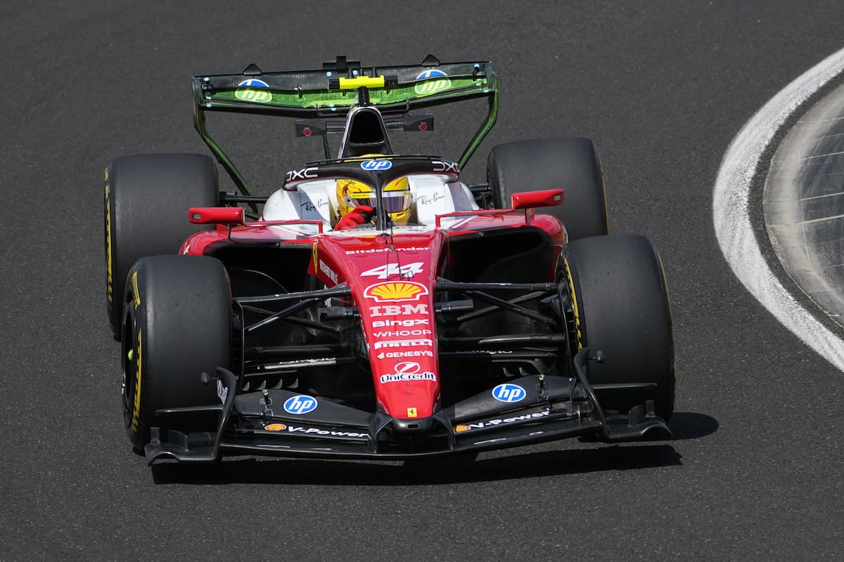 El británico Lewis Hamilton pilota su Ferrari durante la primera sesión de entrenamientos previa a la carrera del Gran Premio de Hungría de Fórmula 1 en el circuito de Hungaroring en Mogyoród, cerca de Budapest (Hungría). //Foto, AP: Darko Vojinovic