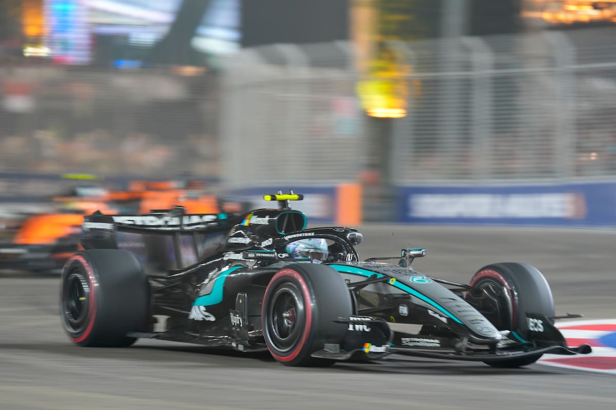 El piloto de Mercedes, el italiano Andrea Kimi Antonelli, conduce su monoplaza durante el Gran Premio de Singapur de Fórmula 1 en Singapur. //Foto, AP: Vincent Thian