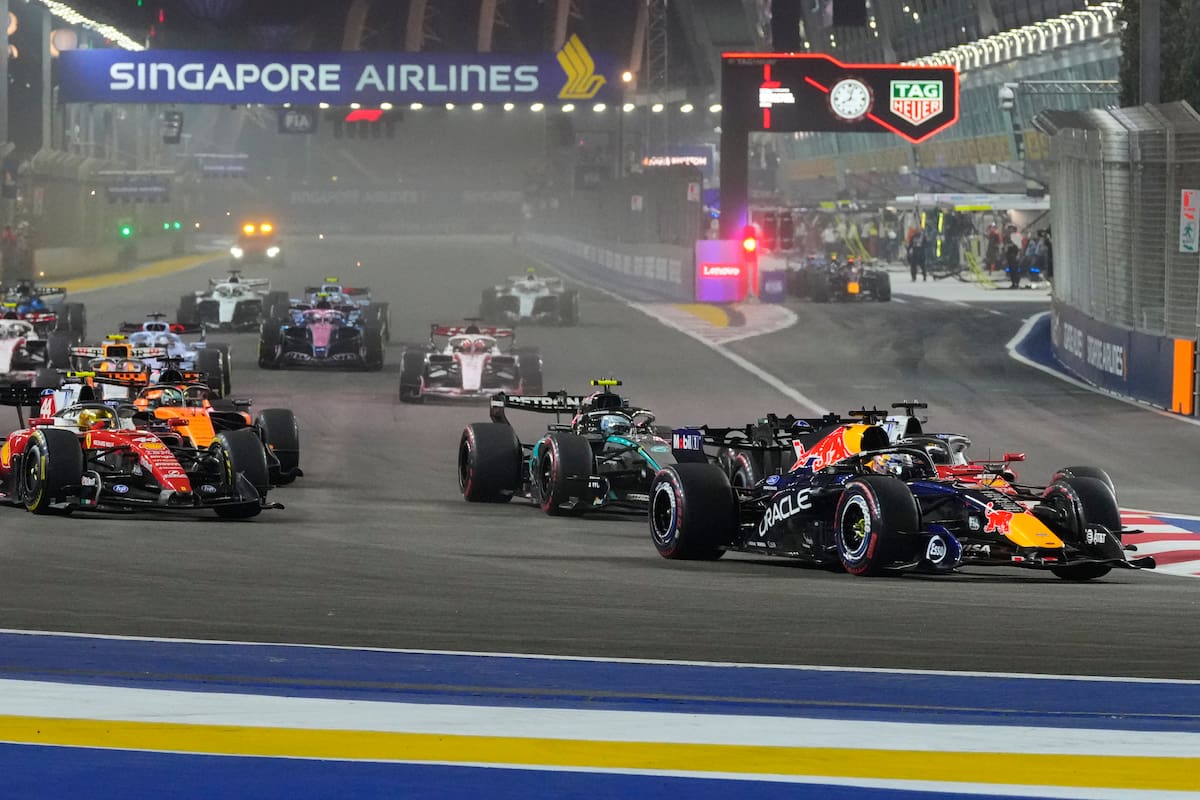 El piloto de Red Bull Max Verstappen, de los Países Bajos, lidera el grupo tras la salida del Gran Premio de Singapur de Fórmula 1 en Singapur. //Foto, AP: Vincent Thian
