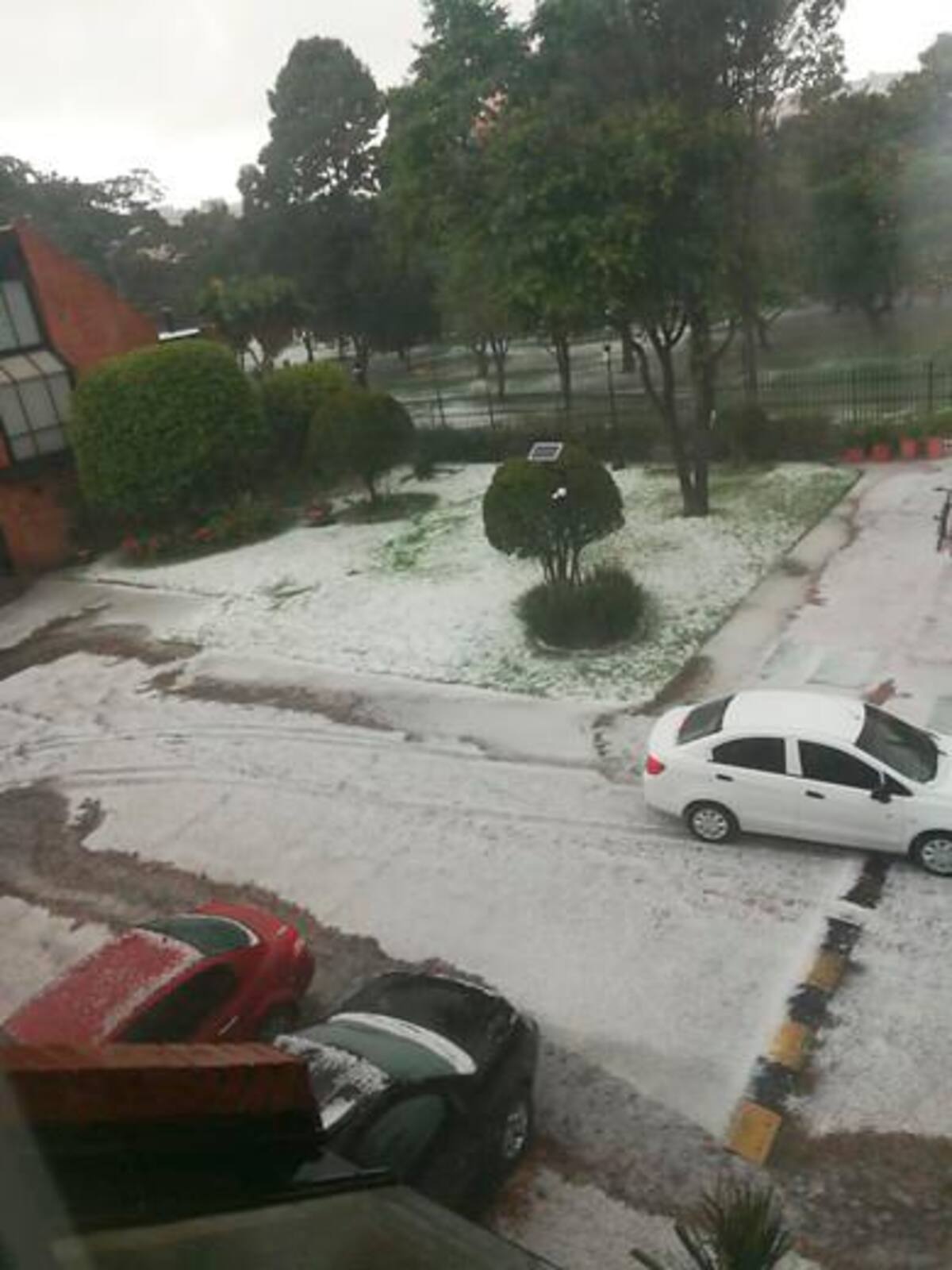 Las calles del norte de Bogotá quedaron llenas de granizos. // Redes sociales.