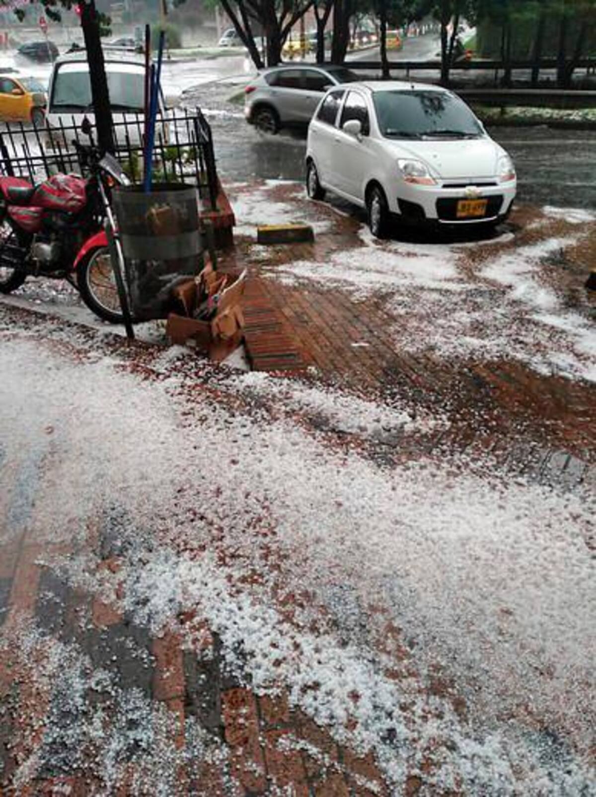 Las calles del norte de Bogotá quedaron llenas de granizos. // Redes sociales.