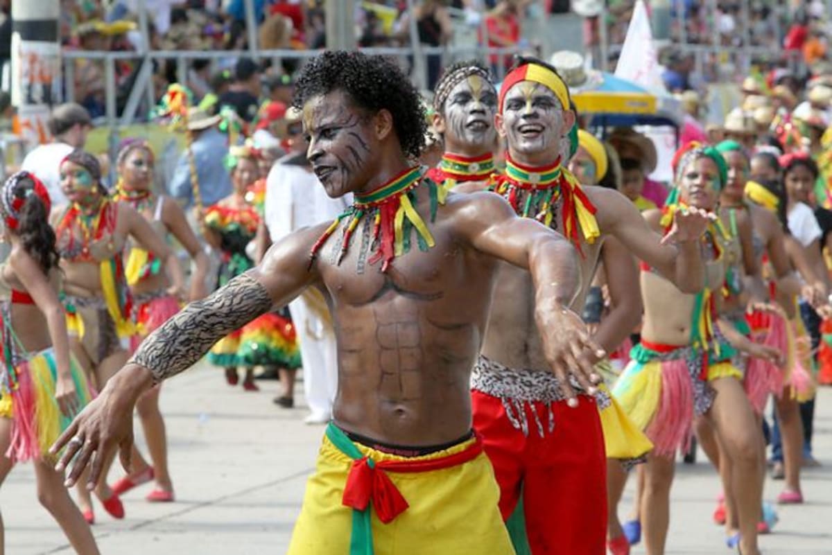 Niños, jóvenes, adultos y adultos mayores se combinaron en los tradicionales grupos de comparsas, garabatos, danzas, cumbiambas y disfraces de toda índole. Sebastián Cortés