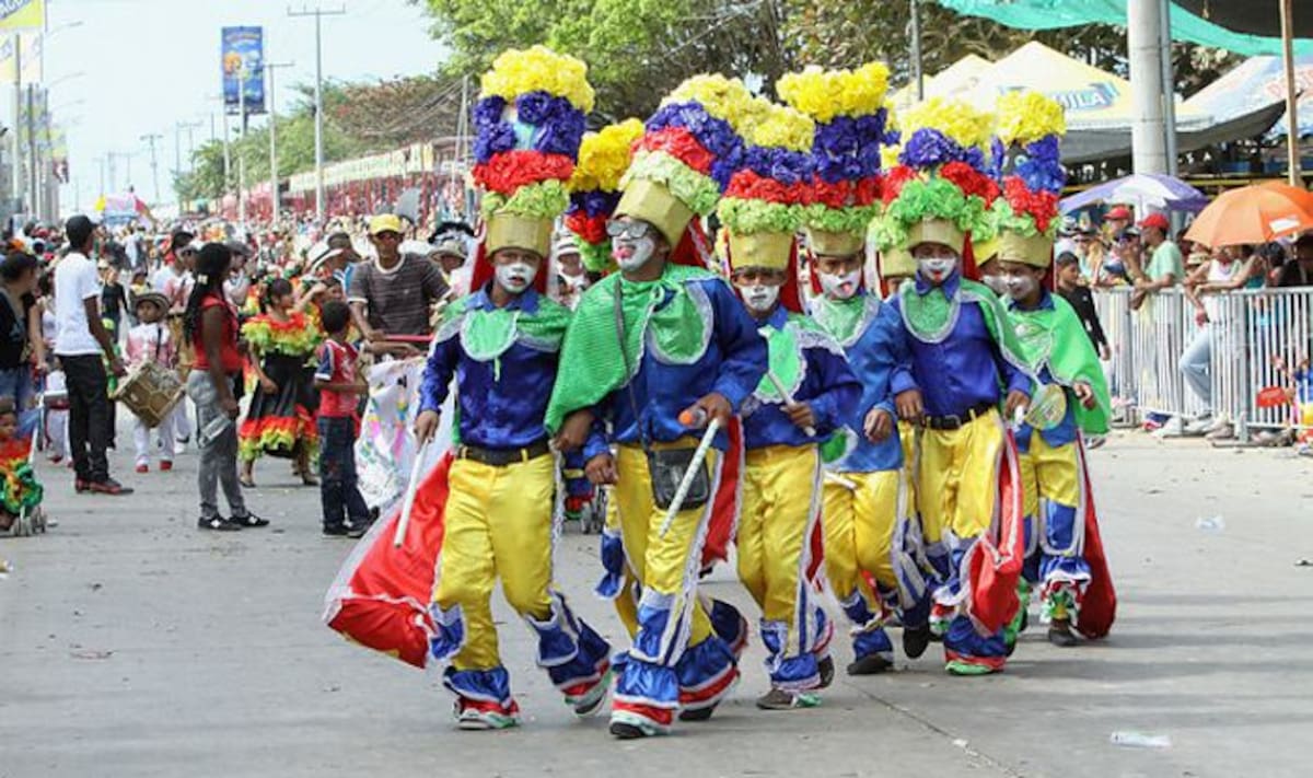 Niños, jóvenes, adultos y adultos mayores se combinaron en los tradicionales grupos de comparsas, garabatos, danzas, cumbiambas y disfraces de toda índole. Sebastián Cortés