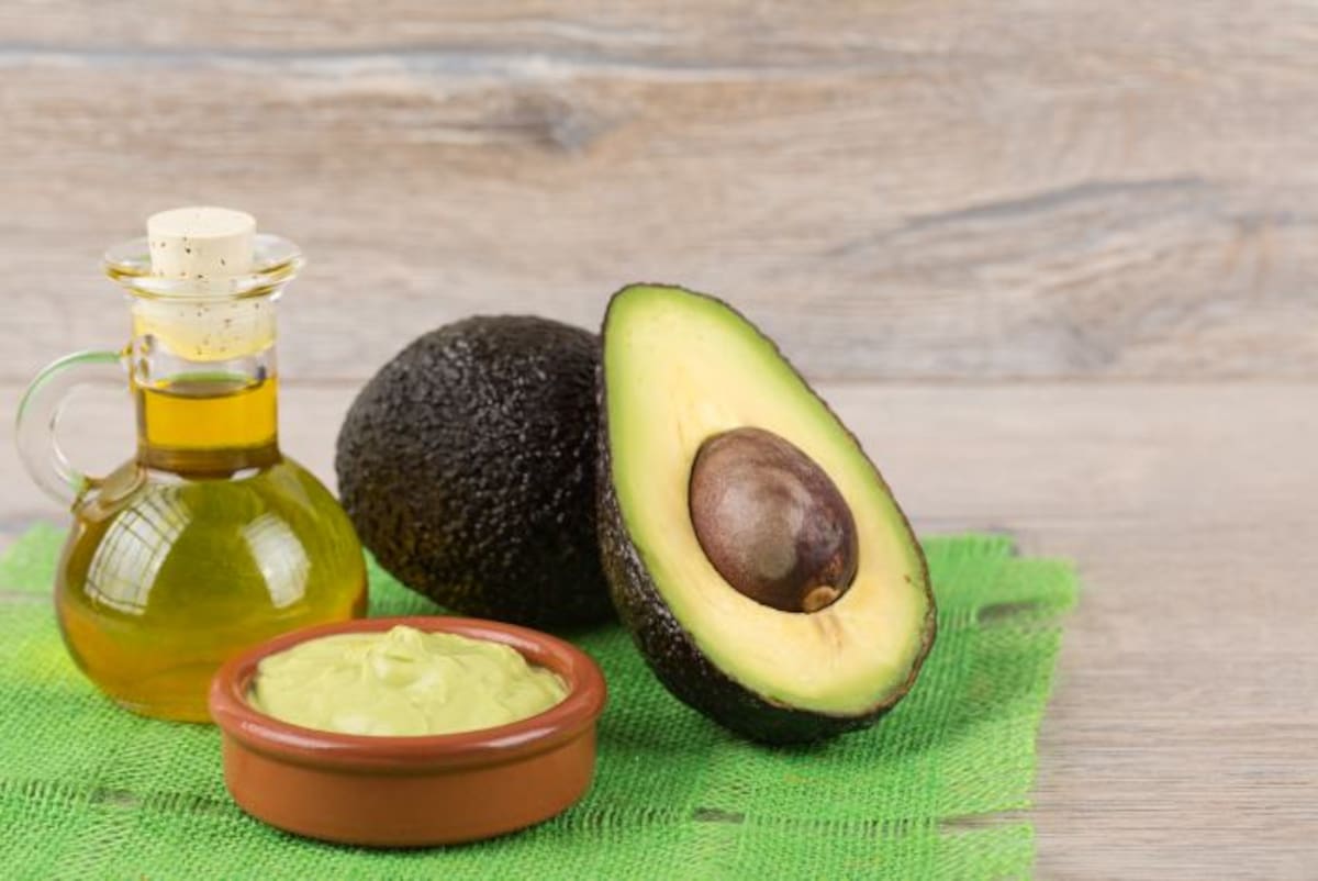 Los aceites vegetales, el aguacate, las nueces y sus derivados, son buenas opciones. 123 RF