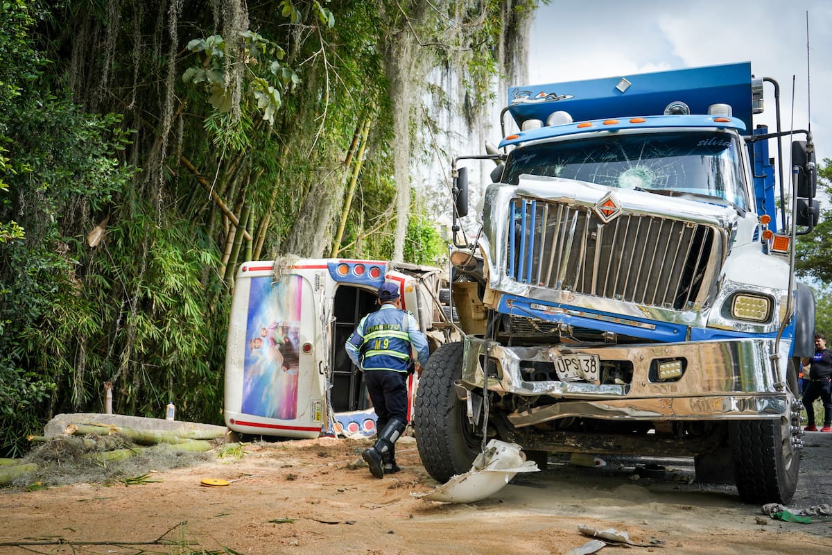 Grave accidente entre dos volquetas y una buseta en la vía Lebrija- Girón.
Foto: Byron Pérez
