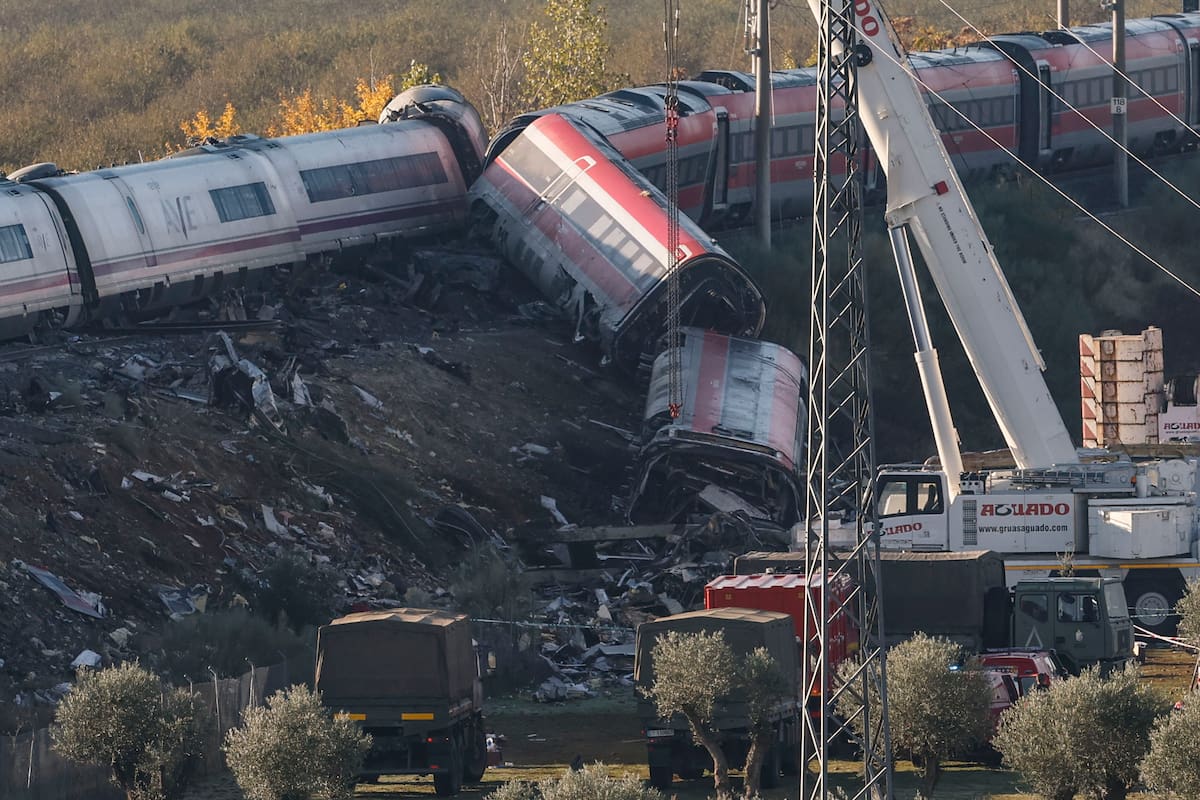 Grúas de gran tonelaje trabajan para retirar los vagones de los dos trenes accidentados el miércoles en la provincia española de Toledo. EFE/ J.J.Guillen