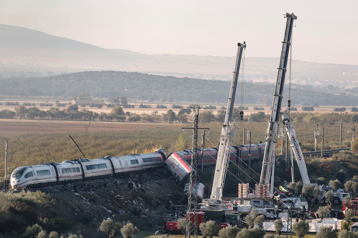 Grúas de gran tonelaje trabajan para retirar los vagones de los dos trenes accidentados el miércoles en la provincia española de Toledo. // Foto: EFE/ J.J.Guillen