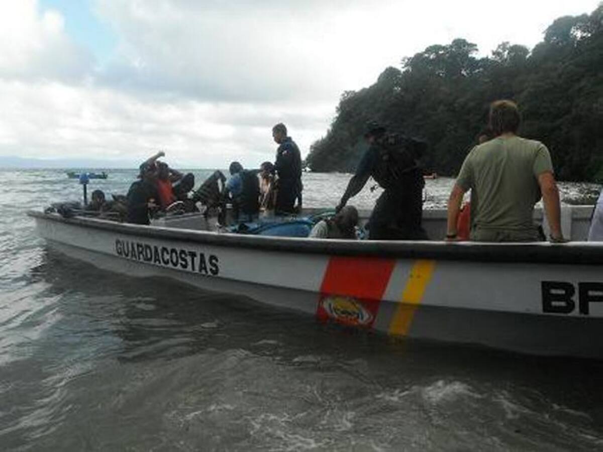 Cinco lanchas interceptoras como la de la imagen, pero artilladas con ametralladores, entraron este viernes en servicio en San Andrés. COLPRENSA