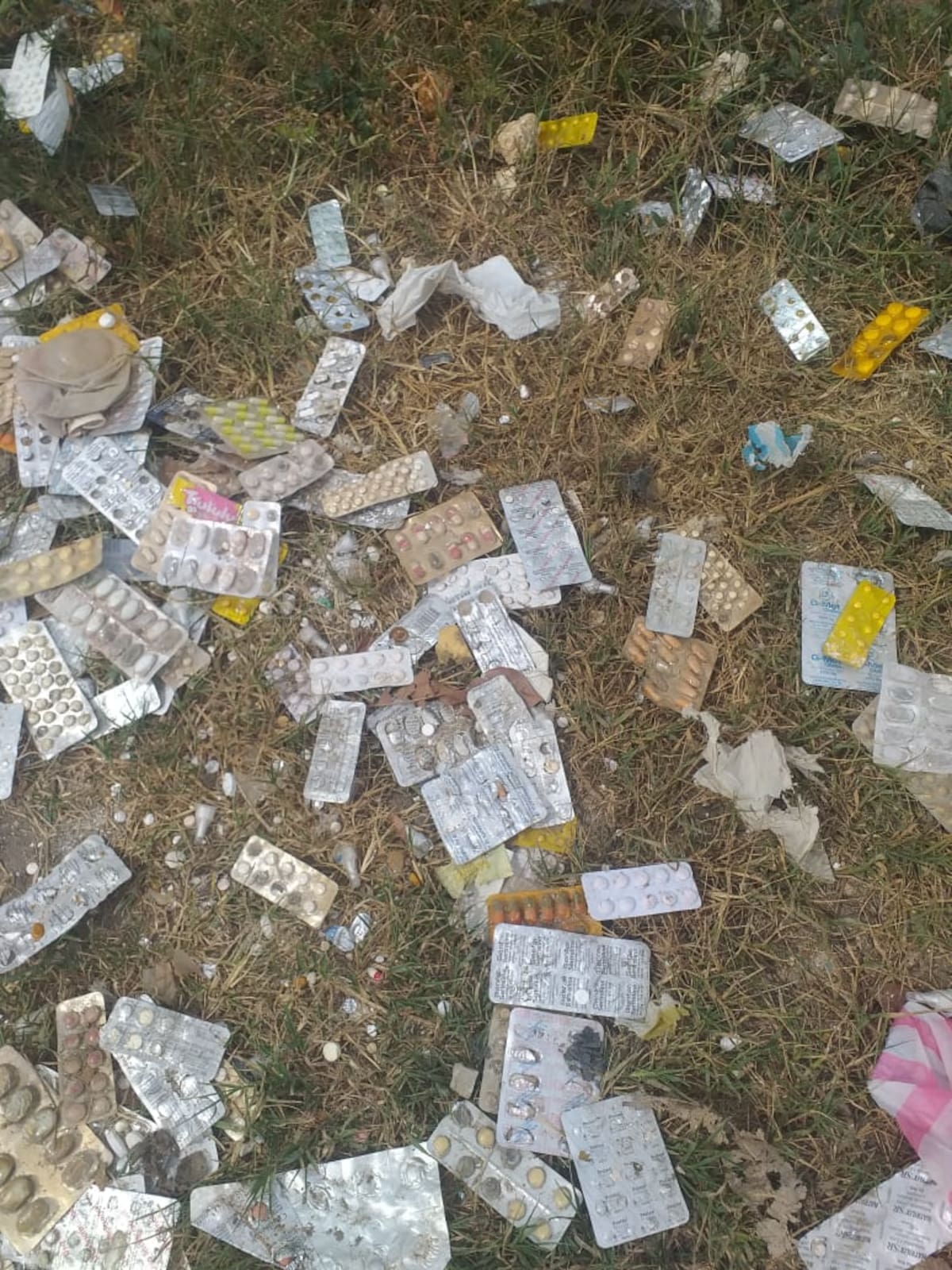 La Guardia Ambiental está investigando de dónde provienen los fármacos, pero han obtenido información concreta por parte de los habitantes. // Cortesía: Guardia Ambiental.