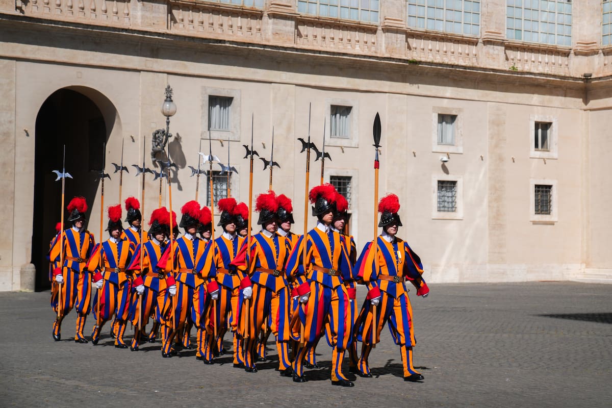 Guardias Suizos que recibieron al presidente de Colombia, Gustavo Petro, antes de su encuentro con el papa León XIV. // Foto: cortesía de Presidencia