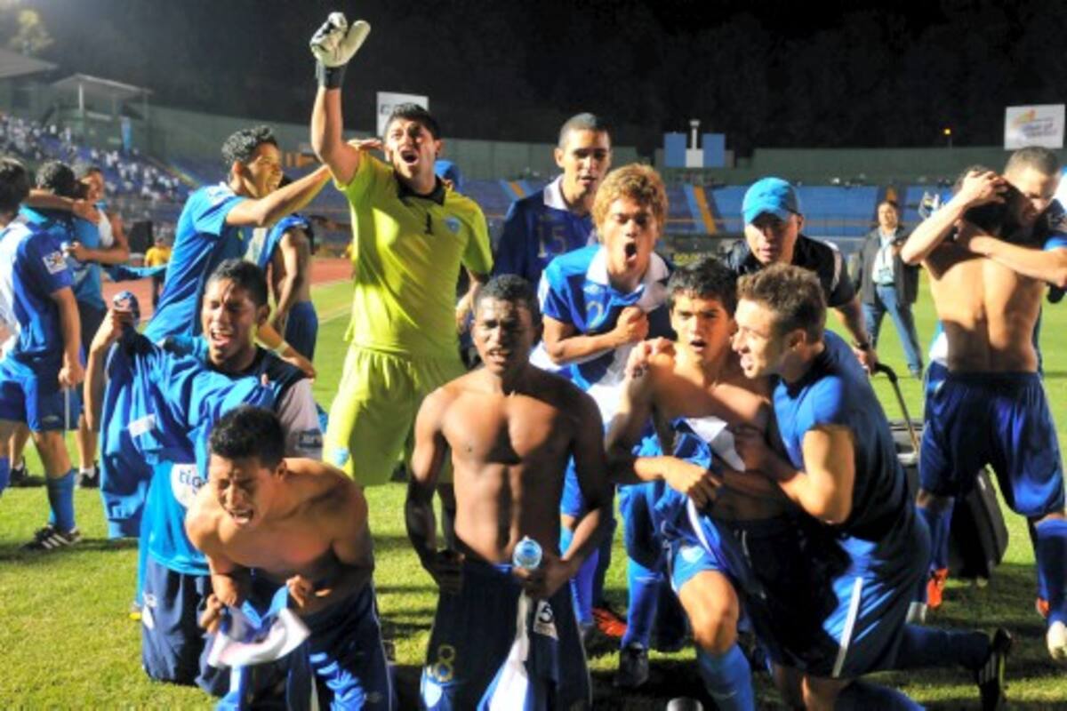Los jugadores de Guatemala festejan la victoria 2-1 sobre Estados Unidos y su boleto al Mundial de Fútbol Sub-20 de Colombia. AFP