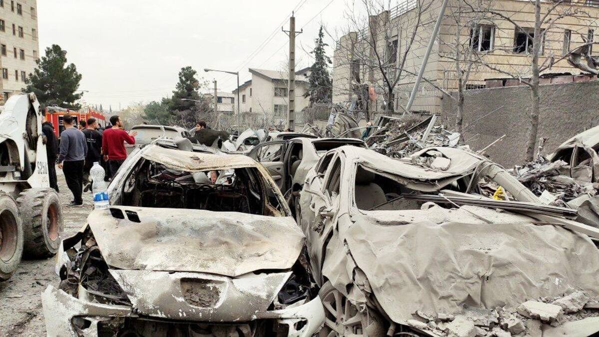 Daños materiales tras el bombardeo de un edificio en la capital del país, este lunes. // Foto: EFE/ Media Luna Roja Iraní.