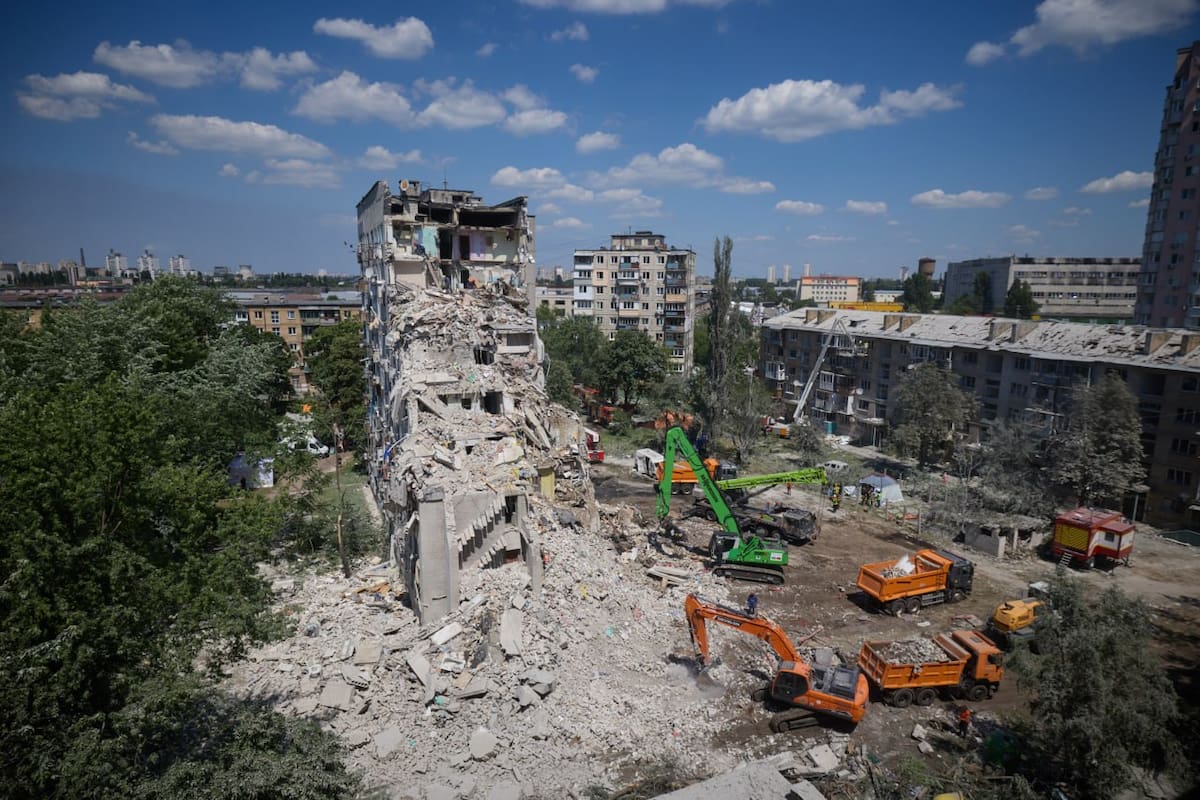 Ruinas de edificaciones que fueron atacadas en Kiev, Ucrania, por parte de Rusia, en medio de la guerra entre estas dos naciones.// EFE/ Fotografía publicada por Zelensky en su cuenta oficial de la red Telegram.