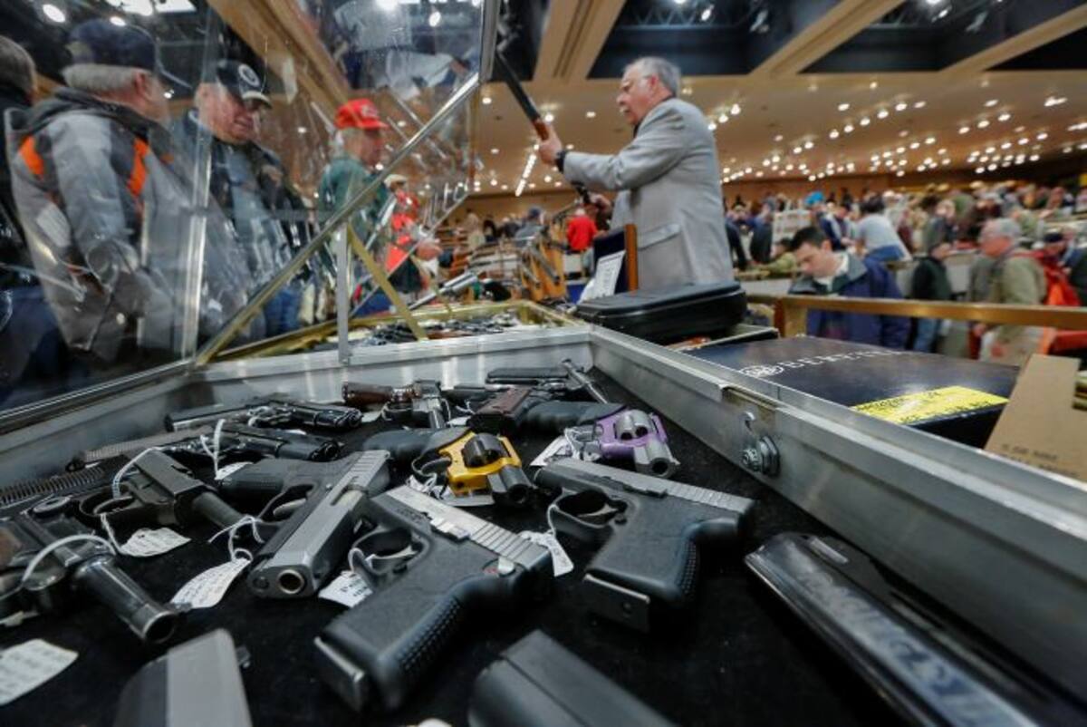 Una propuesta bipartidista en el Senado que busca ampliar la revisión de antecedentes a los compradores de armas de fuego en Estados Unidos. AP Philip Kamrass