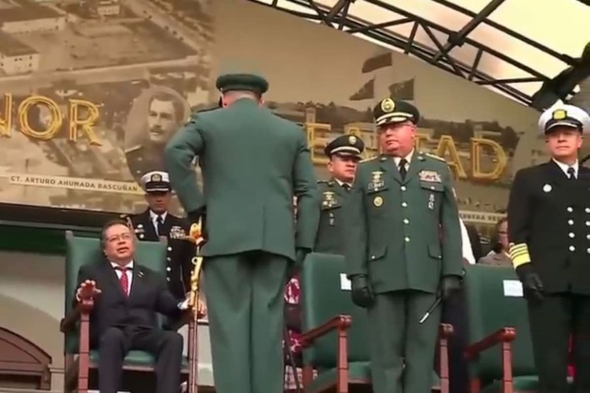 Militares protestan en contra el presidente colombiano, Gustavo Petro