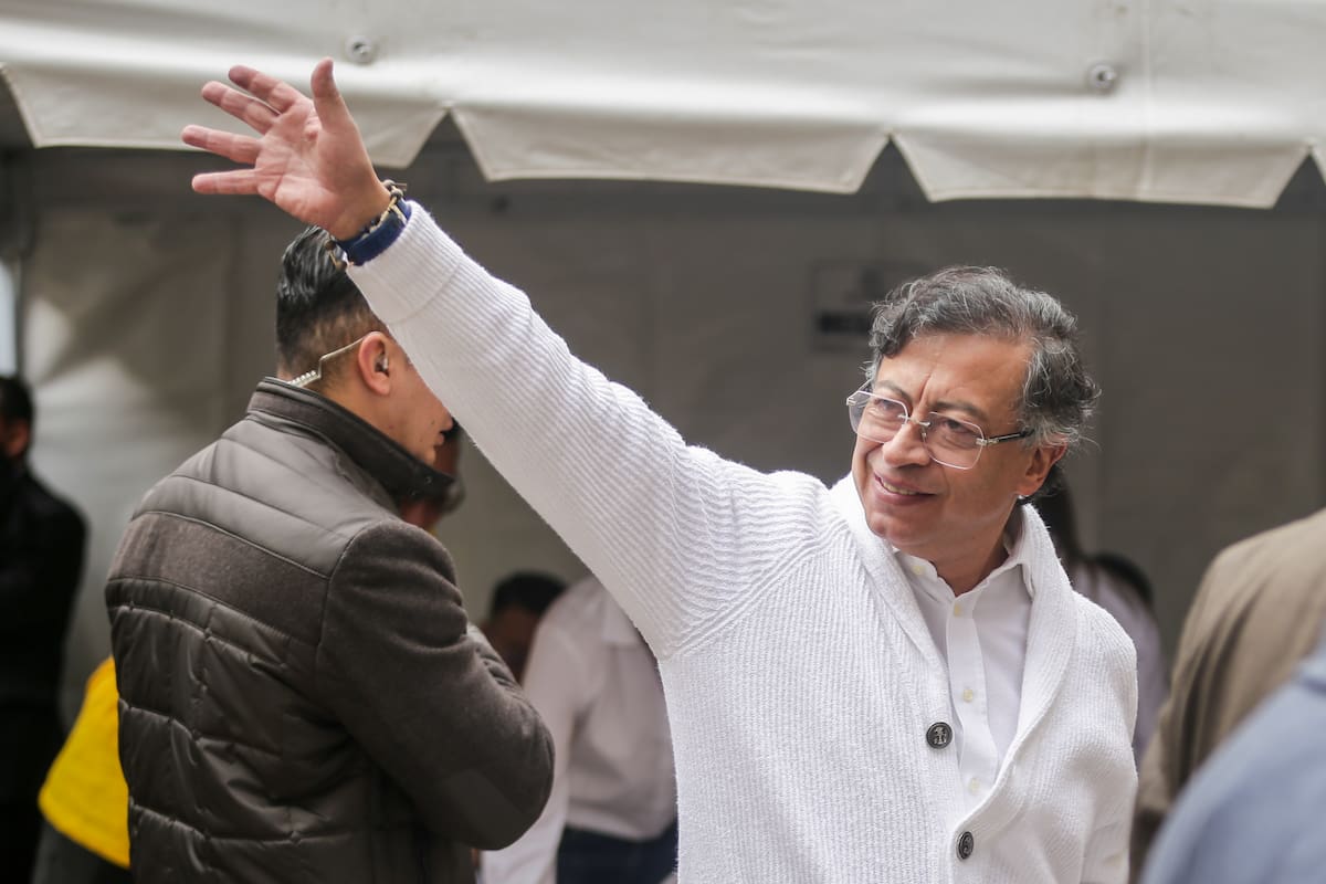 El presidente de la República, Gustavo Petro, saluda a simpatizantes en el Patio Mosquera del Capitolio Nacional. // Foto: Colprensa - Catalina Olaya.