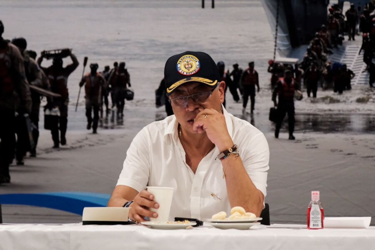 Petro admite error tras revelar coordenadas de campamento del ELN