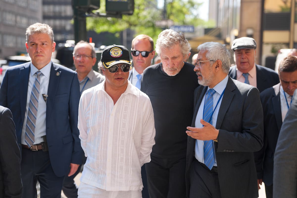 A la derecha del expresidente Gustavo Petro, el agente del Servicio Secreto de Estados Unidos, quien estuvo en la posesión presidencial de Abelardo de la Espriella. // Foto: tomada de Flickr - República de Colombia (Presidencia).