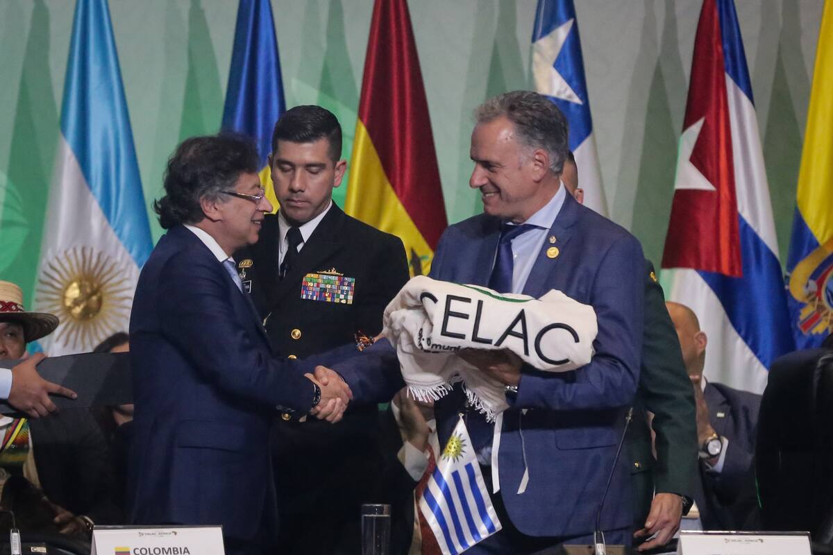 Petro entregó presidencia de la CELAC a Uruguay en medio de violencia