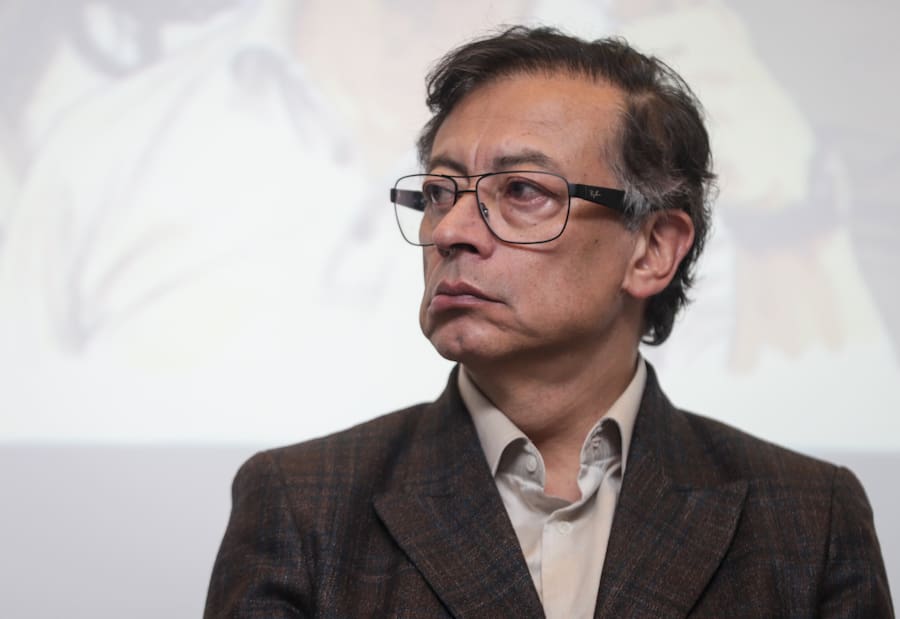 Fiscalía abre investigación por denuncias sobre contratos y favores sexuales a Petro