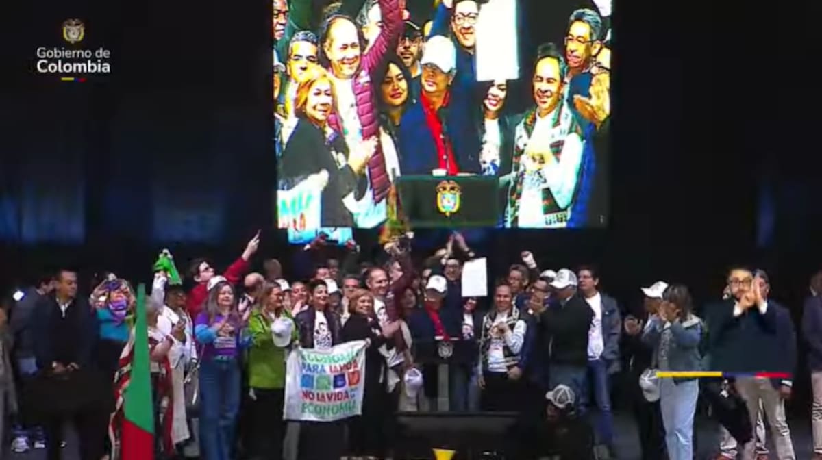 El presidente Gustavo Petro firma decreto provisional del aumento del salario mínimo 2026. // Foto: Captura de video.