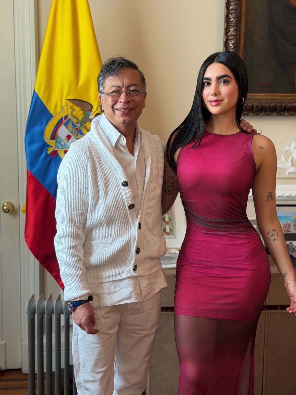 El presidente de la República, Gustavo Petro, junto a la influencer Gabriela Muñoz a quien tildan presuntamente de manejar los hilos en la Aeronáutica Civil. // Foto: tomada de X @gabymunozz_.