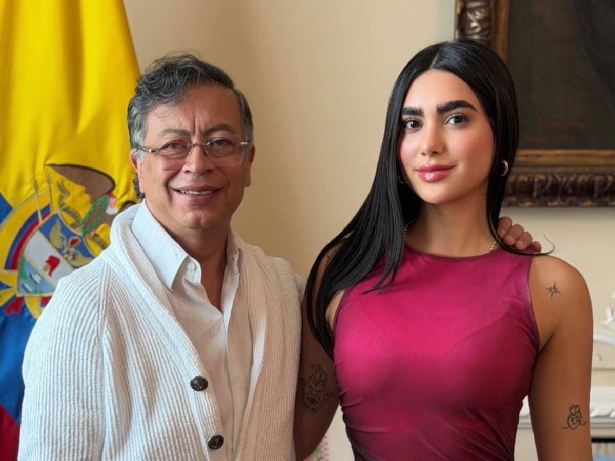 El presidente de la República, Gustavo Petro, junto a la influencer Gabriela Muñoz a quien tildan presuntamente de manejar los hilos en la Aeronáutica Civil. // Foto: tomada de X @gabymunozz_.