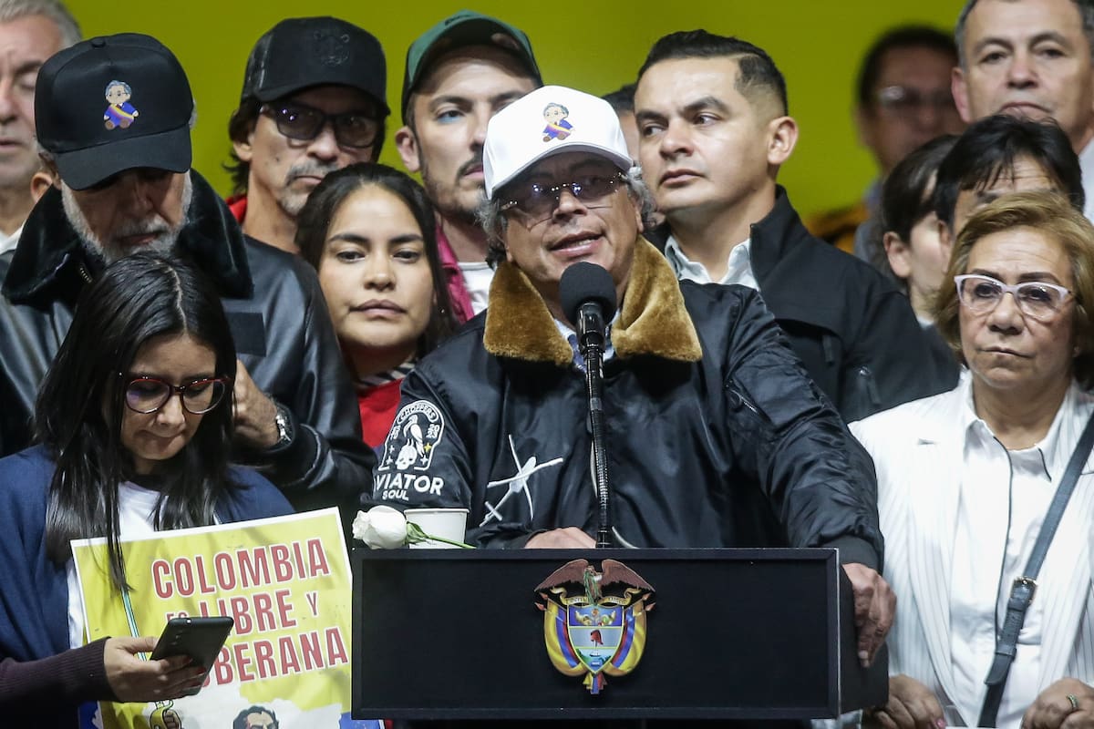 El Presidente de la República de Colombia Gustavo Petro se dirige a los colombianos en la Plaza de Bolívar tras la marcha convocada por la soberanía y la democracia. // Foto: Colprensa – Catalina Olaya.