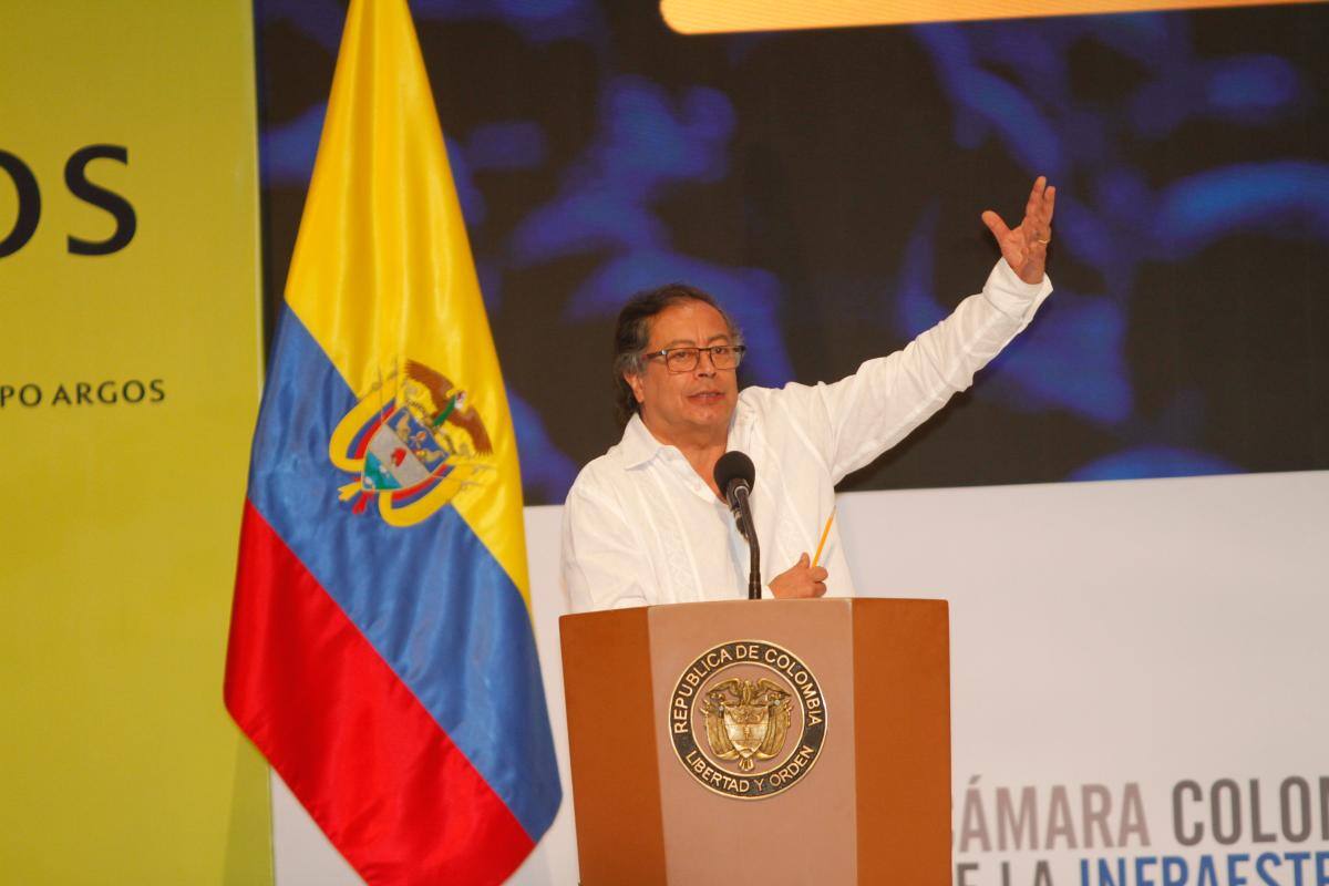 Petro dice que habrá “tormenta económica” en 2024 y anuncia medidas