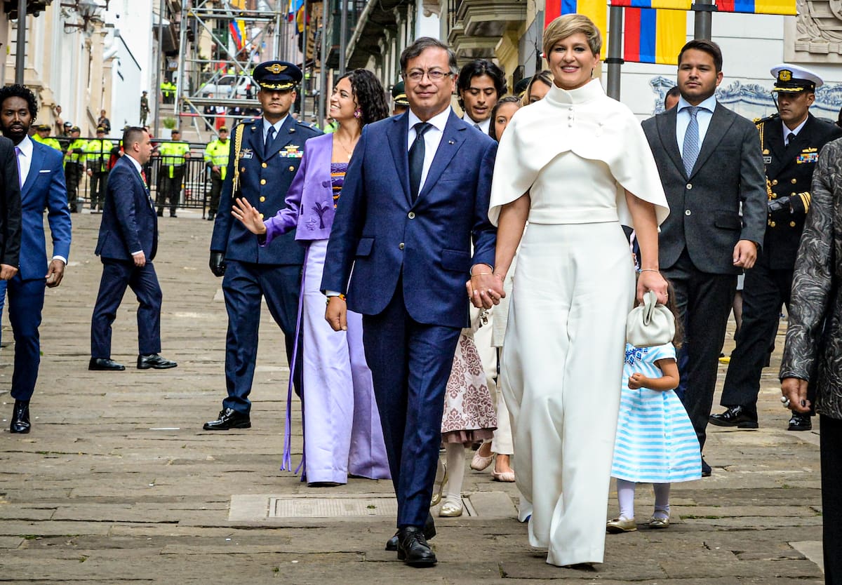 Gustavo Petro, presidente saliente de Colombia, junto a su exesposa Verónica Alcocer. // Foto: Cortesía - Presidencia.