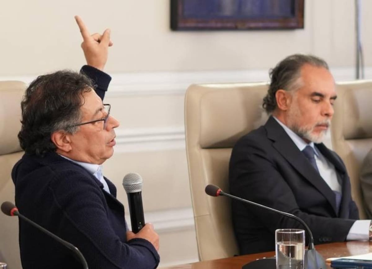 El presidente Gustavo Petro reestructura su gabinete en medio de una crisis política y designa a Armando Benedetti como nuevo ministro del Interior.