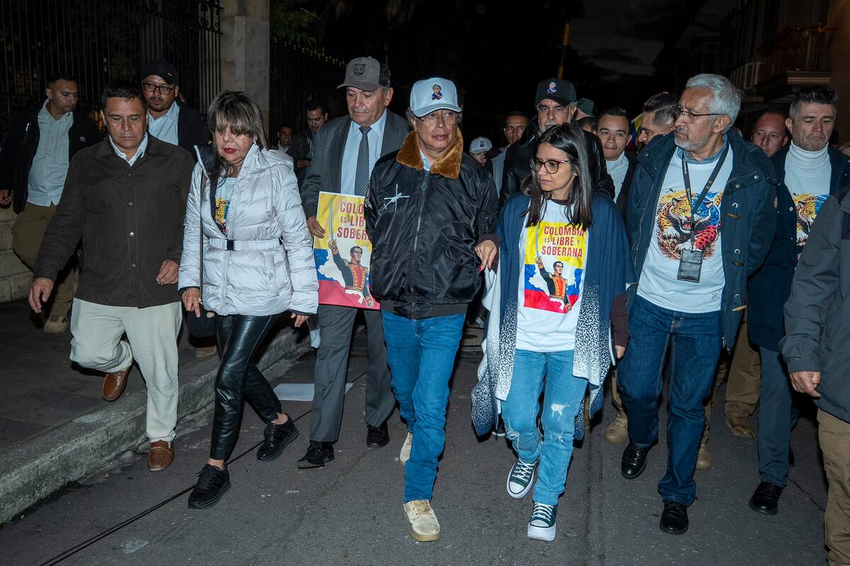 Gustavo Petro y parte de sus ministros llegando a la Plaza de Bolívar, en Bogotá. // Foto: cortesía de Presidencia