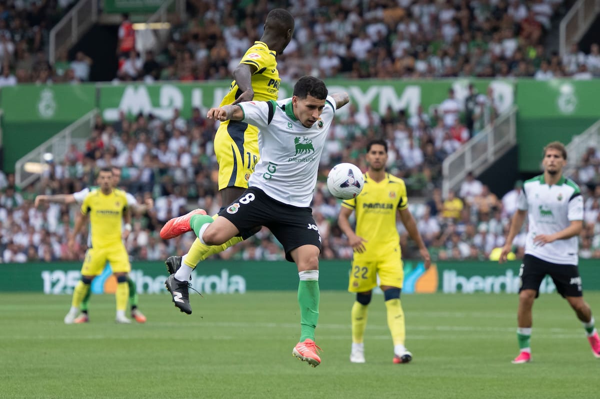 Gustavo Puerta disputó los noventa minutos en el empate de Racing de Santander con Villarreal en LaLiga. //Foto, EFE: Pedro Puente Hoyos