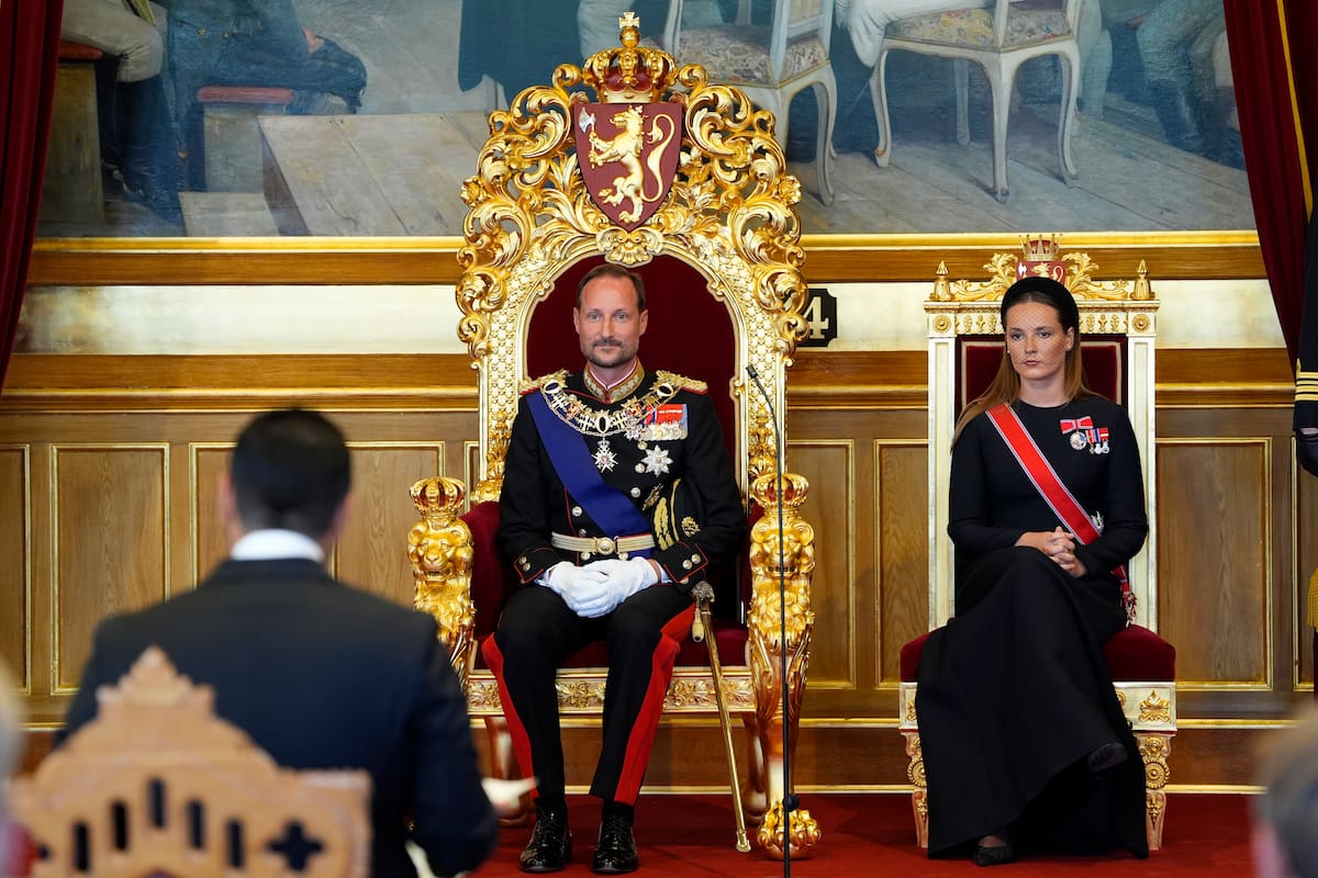 Haakon VIII inicia su reinado con juramento ante el Parlamento de Noruega