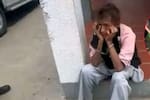 Video: mujer habitante de calle tomó un carro en un lavadero y causó choque múltiple