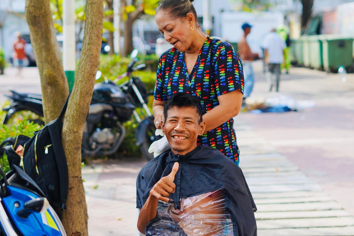 Alcaldía ofrece jornada de peluquería y salud a habitantes de la calle