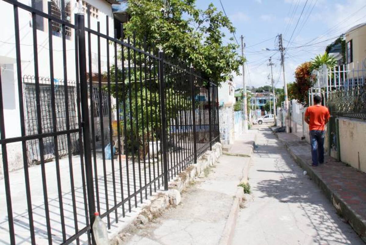 Habitantes del barrio Los Calamares se quejan por falta de seguridad en la zona. JULIO CASTAÑO - EL UNIVERSAL