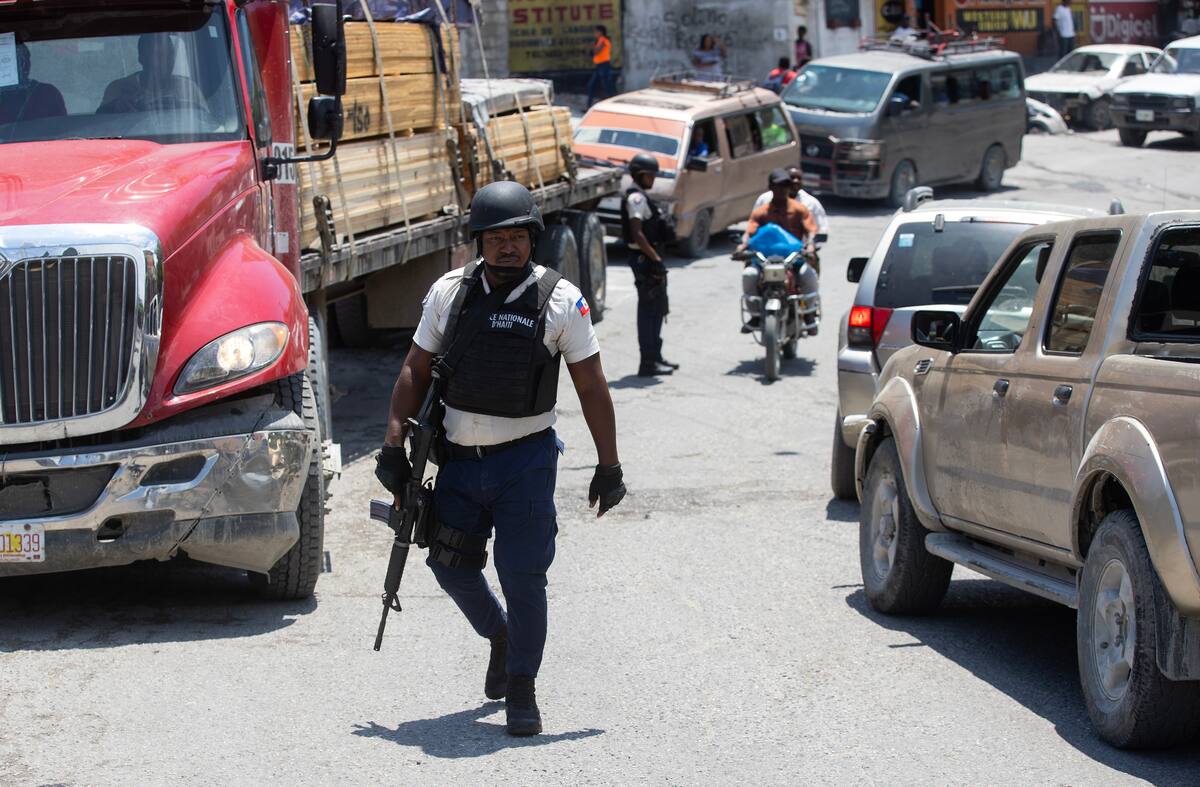Policías vigilan las calles de la capital, este viernes en Puerto Príncipe (Haití). // EFE