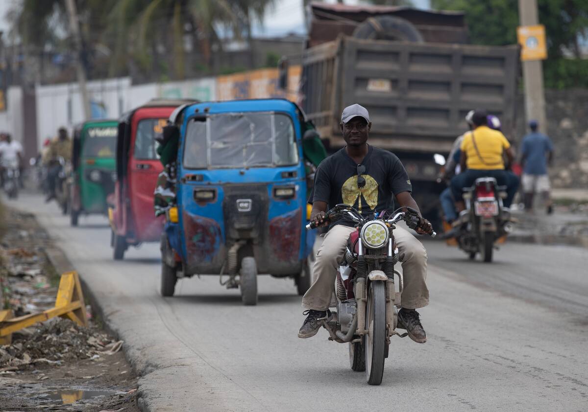 Motos transitando en una carretera este miércoles, en Cabo Haitiano (Haití). // EFE