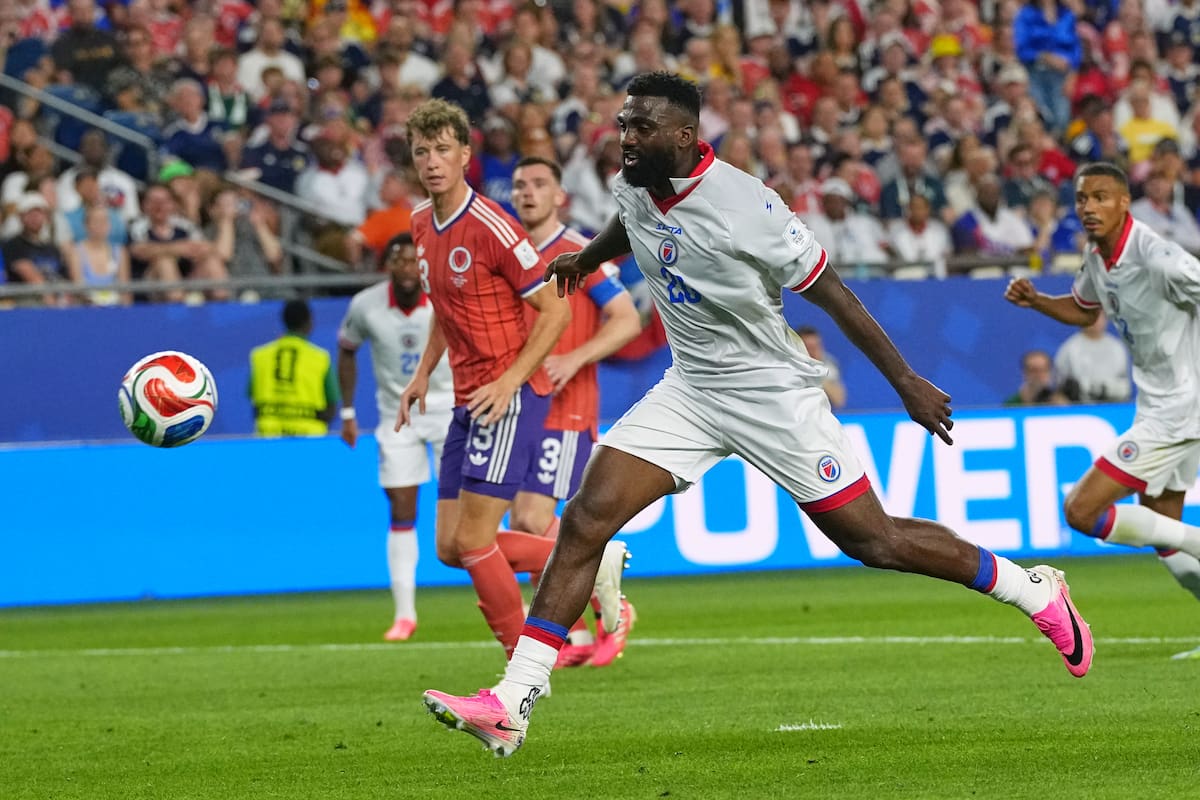 El haitiano Frantzdy Pierrot (20) tuvo las situaciones más claras de su selección en el partido contra Escocia. //Foto, AP: Martin Meissner