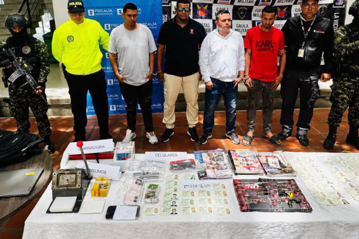 Hallan 73 cédulas falsas durante operativos y capturan a cuatro hombres