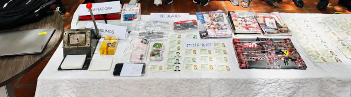 Hallan 73 cédulas falsas durante operativos y capturan a cuatro hombres.