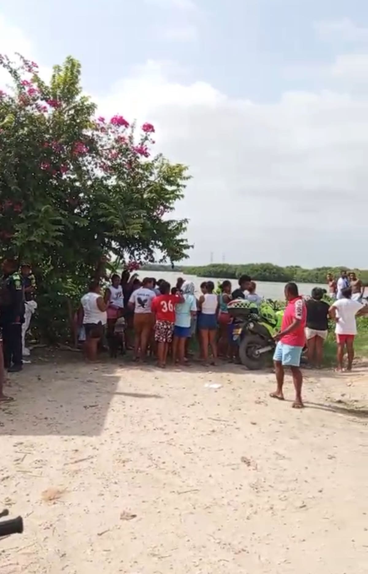 En la tarde de este miércoles en el sector La Puntilla, del barrio Olaya Herrera, la comunidad halló flotando un cuerpo sin vida. // FOTO: SUMINISTRADA POR RESIDENTES DEL SECTOR.
