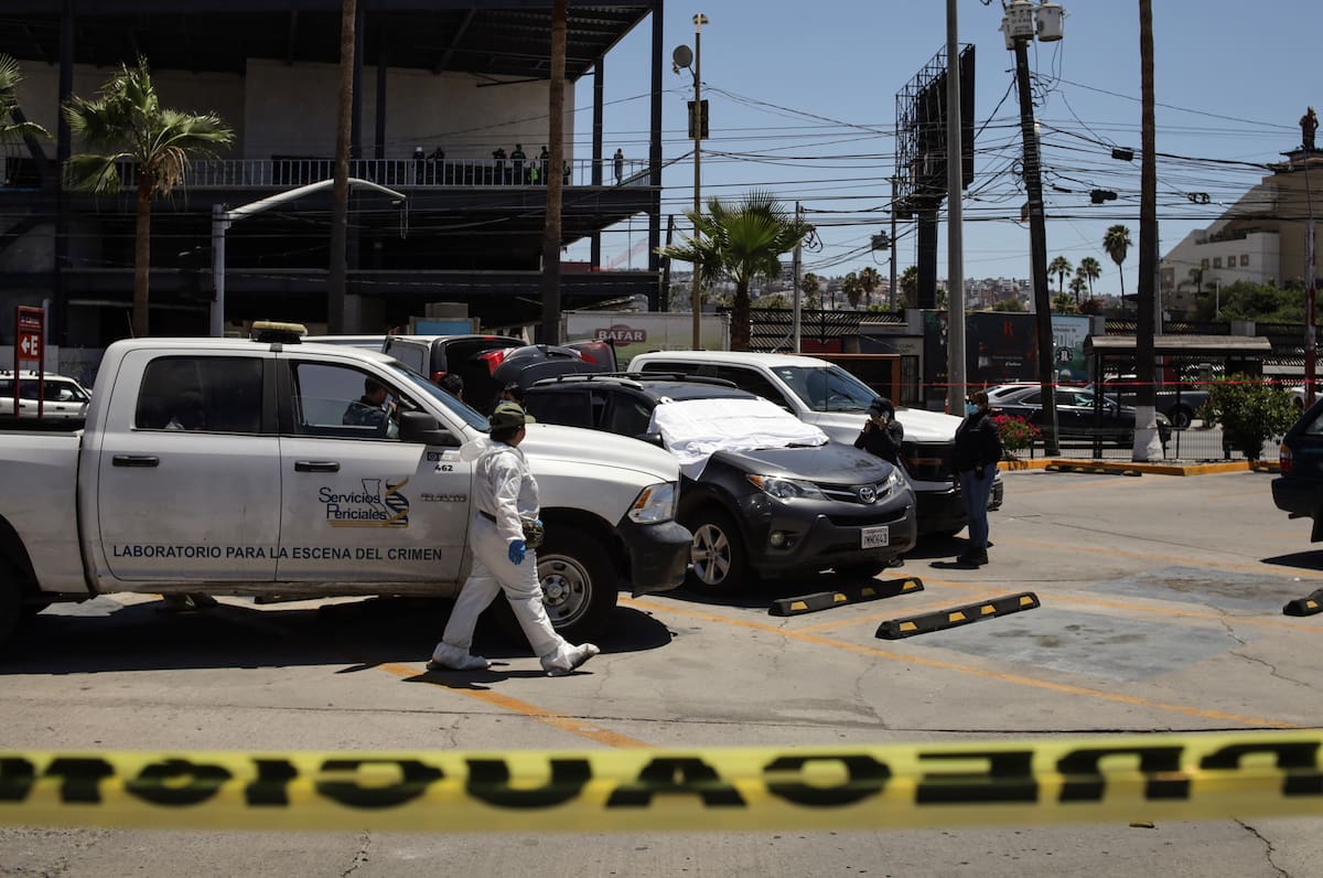Integrantes de la Policía de México custodian la zona de un crimen este sábado, en Tijuana (México). //Foto, EFE: Joebeth Terríquez