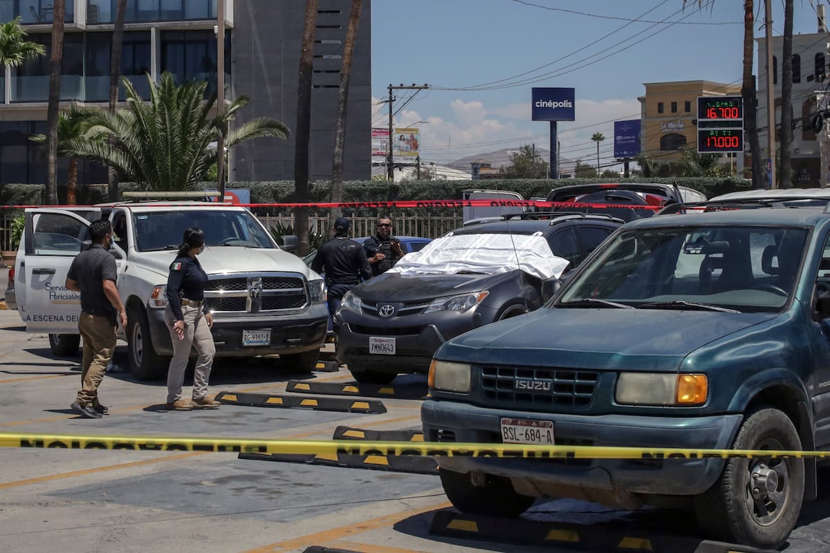 Integrantes de la Policía de México custodian la zona de un crimen este sábado, en Tijuana (México). //Foto, EFE: Joebeth Terríquez
