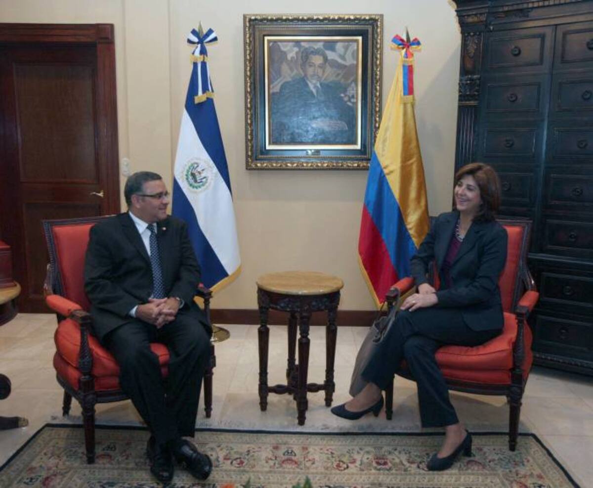 Mauricio Funes, presidente de El Salvador, y María Ángela Holguín, ministra de Relaciones Exteriores. AFP HO