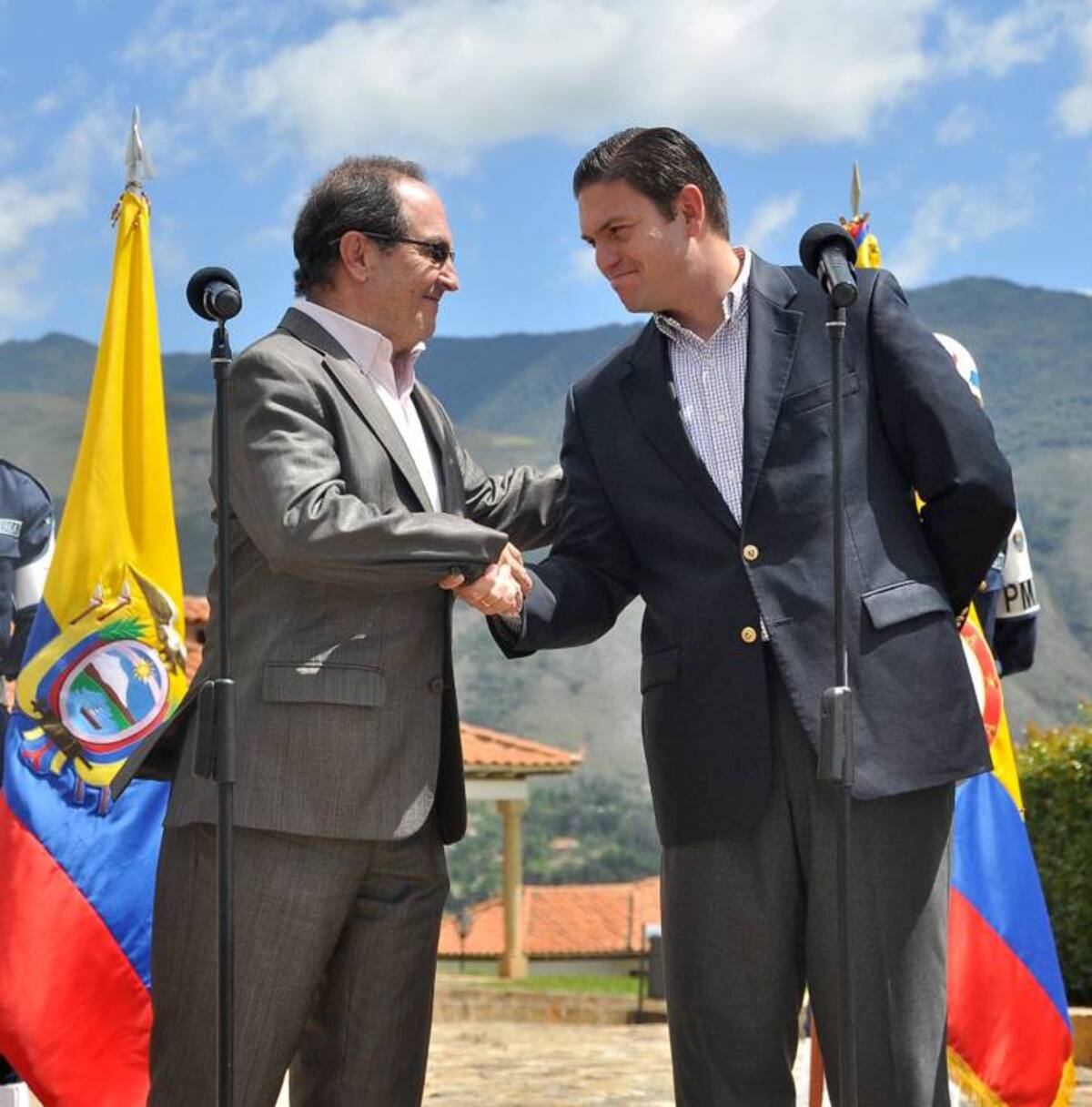 El ministro de Defensa ecuatoriano Javier Ponce y su homólogo de Colombia Juan Carlos Pinzón AFP MAURICIO ORJUELA