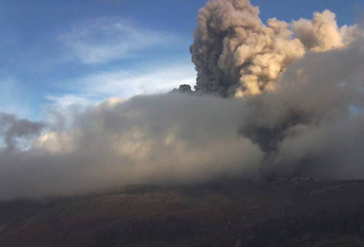 El Nevado del Ruiz hizo erupción de ceniza y gases a las 5 y 40 de la tarde del sábado. AFP