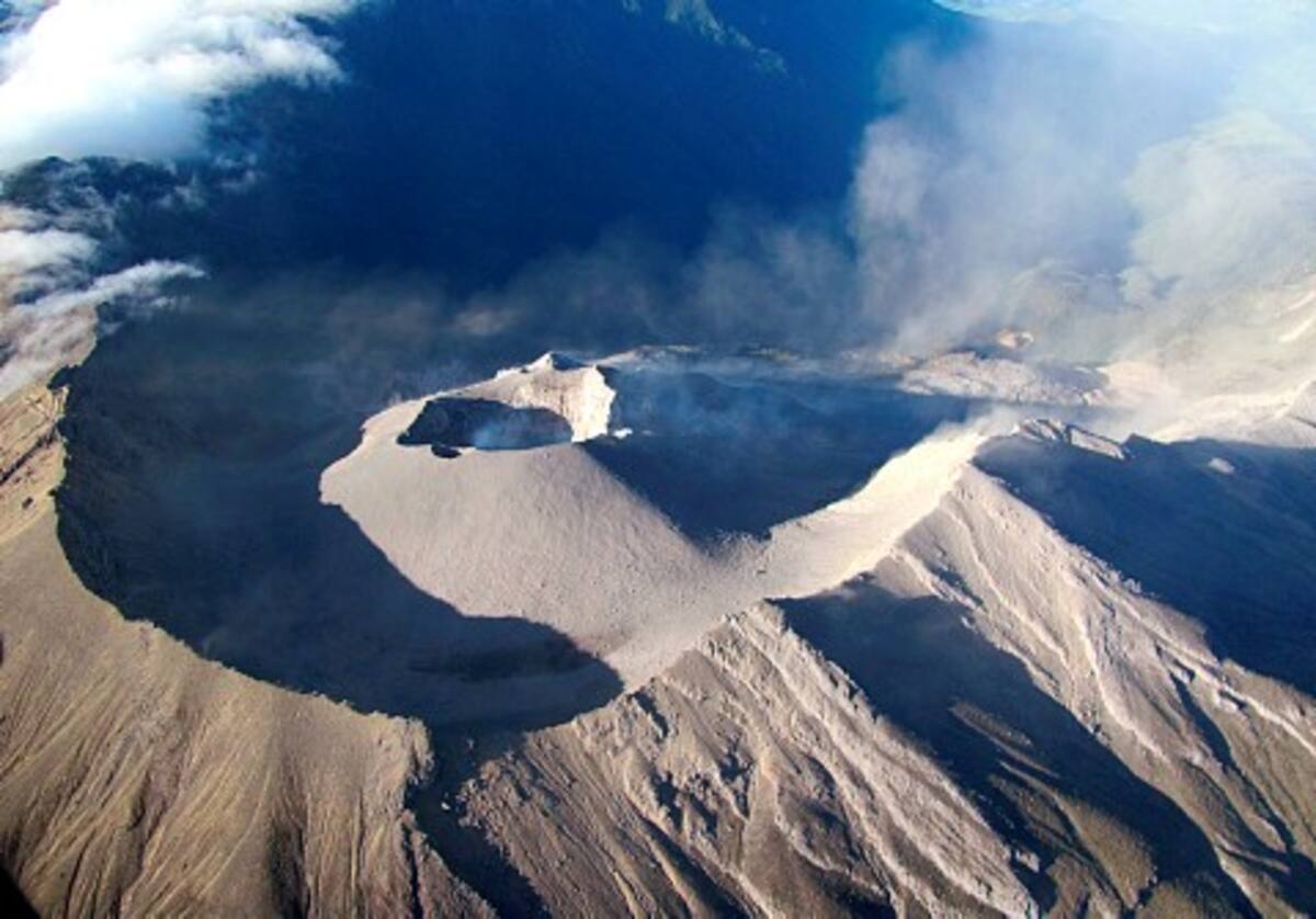 El volcán Galeras hizo una pequeña erupción y emitió cenizas ayer en la madrugada.